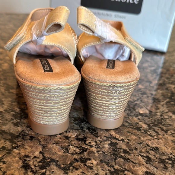 Good Choice Jorda Gold Wedge Sandals with Rhinestone Accents NWT 7 - Picture 8 of 12